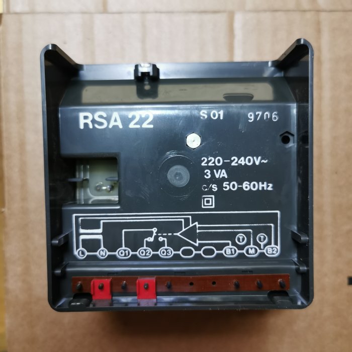 En gammal urkopplad RSA 22 dosa med elektrisk schemaetikett, tidigare använd för värmestyrning.