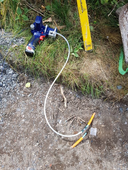 En bild på en nyligen reparerad vatteninstallation med ett blått rördelningssystem och oisolerat kopparrör på marken.