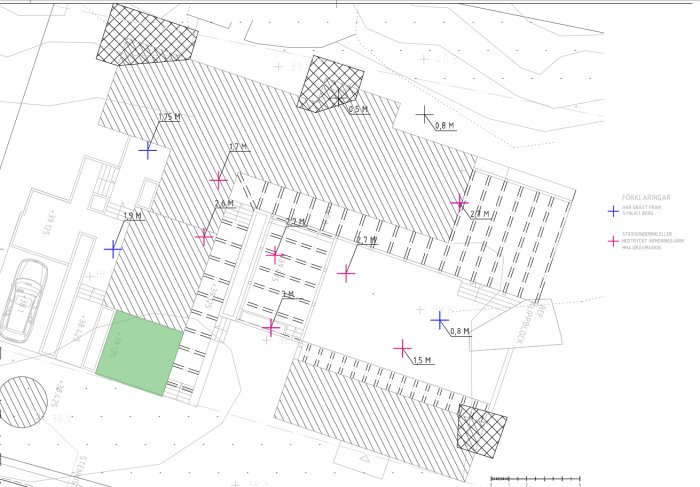 Arkitektonisk ritning av en tomt som visar husplacering, berg och markvariationer.