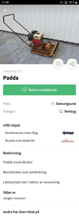 En markvibrator, även känd som ”padda”, bortskänkes i använd skick på stenlagd mark framför vit vägg.