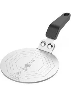 Induktionsadapterplatta med svart handtag för användning på induktionshäll.