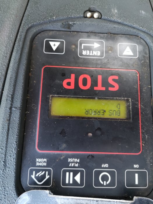 Display på robotgräsklippare med felmeddelandet "STOP" och "Bus error" synligt.