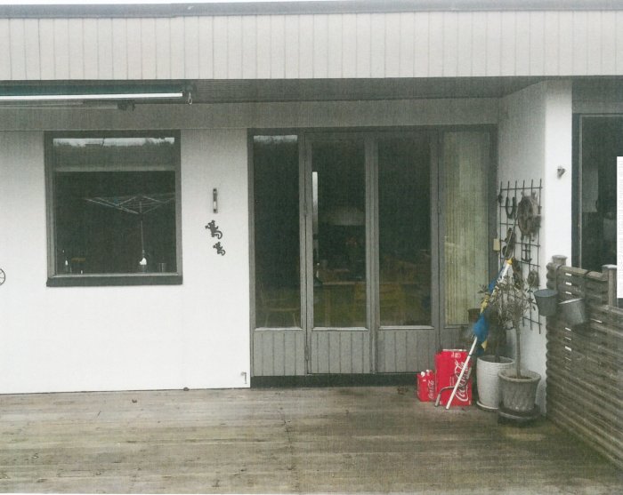 Uterum med skjutdörr och fönster under avväxlingsbalk i ett hus.