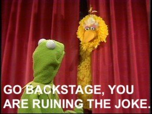 Kermit the Frog och en stor gul fågel på scen med texten "Go backstage, you are ruining the joke.