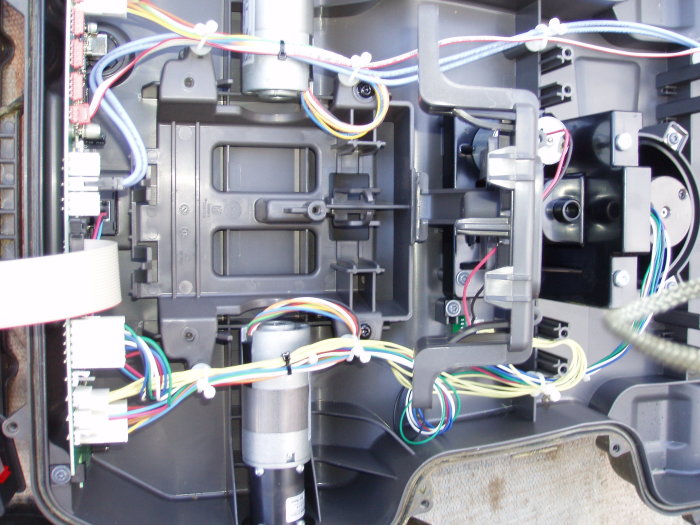 Internt öppet batterihölje på en Husqvarna 330x automower med synliga kablar och komponenter.