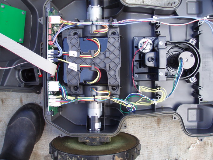 Interiör av Husqvarna 330x Automower med öppet batterifack och synliga interna komponenter.