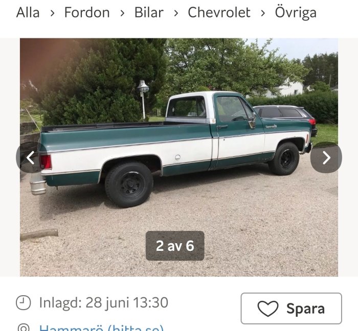 Grön-vit Chevrolet Cheyenne Super 10 pickup från 1973 parkerad utomhus.