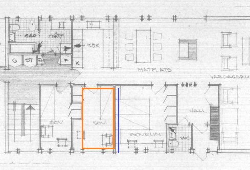 Arkitektritning med markerade planerade väggar, orange för nytt rum och blå för icke-existerande vägg.