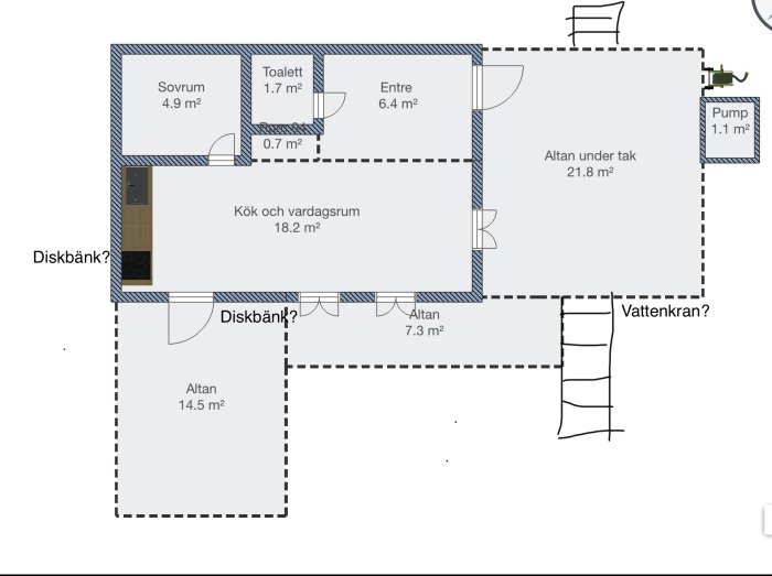 Planritning över ett hus med markerade platser för diskbänk, pump och vattenkran utomhus.