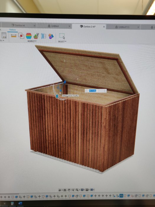 3D-modell av en träförvaringslåda med öppet lock på datorskärm med CAD-program.