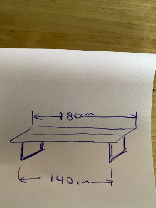 Skisse av en benk med mål 180 cm lengde og ben plassert 140 cm fra hverandre. Benken har stålben og er laget av trekonstruksjon.