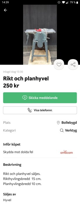 En begagnad rikt och planhyvel i metall och rött på en arbetsbänk framför en mörk trävägg.