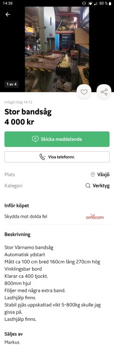 Stor industrilokal med en vertikal bandsåg i förgrunden och diverse verktyg och arbetsbänkar i bakgrunden.