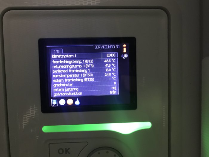 Display på en bergvärmepump som visar olika temperaturinställningar och statusinformation.