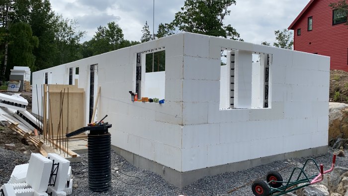 Grundkonstruktion av Thermoblock för ett hus med synlig skarv mellan kantelement och källarvägg.