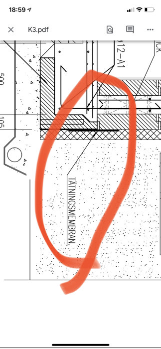 Sektionsskiss av byggnad med markerad tätningsskikt, kantelement och källarvägg.