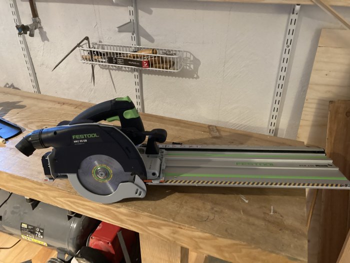 Festool dyksåg på arbetsbänk med skena, problem med start och Bluetooth-indikator.