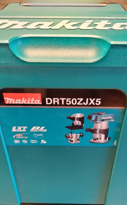 Makita kantfräs i låda, modell DRT50ZJX5, med bild på frästillbehör.