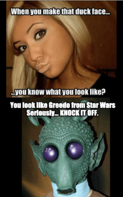 Kvinna gör "duckface" ovanför en bild av Greedo-karaktären från Star Wars, med text som skämtar om likheten.