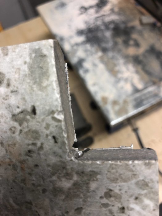 Granitkakel med flisor efter kapning med diamantklinga på kakelsåg.
