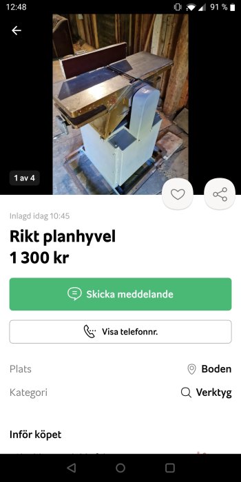 En planhyvel i en träbod, till salu för 1300 kr.