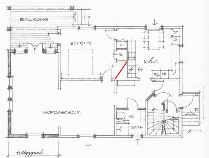 Arkitektritning av en våning i ett hus med markerade rum som kök, vardagsrum och sovrum samt trappa och balkong.