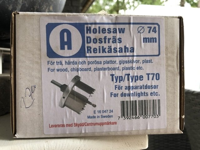 Kartongförpackning av en 74 mm hålsåg märkt "Holesaw Dösträkisaha" med information på svenska för användning på trä, gips m.m.