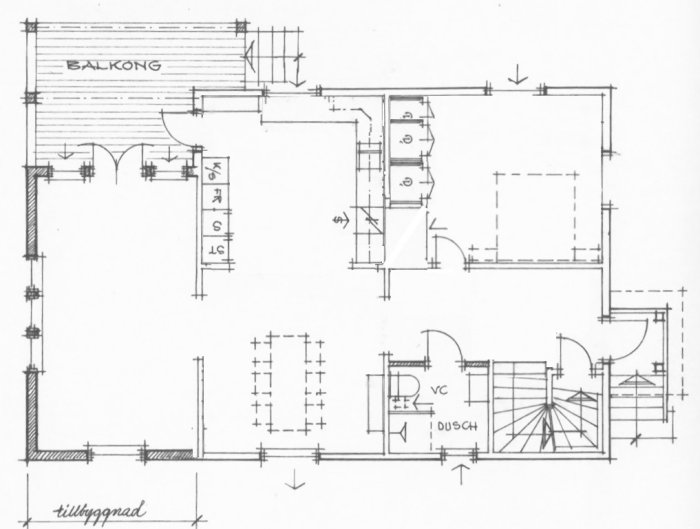 Arkitektritning av övervåningen i ett hus med markerade trappa och murstock för ventilation.