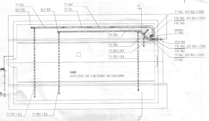 Ritad teknisk skiss av ett FTX-ventilationssystem på en vind med markerade längs- och tvärgående rör.