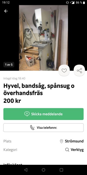 Bandsåg och andra snickeriverktyg i ett verkstadsutrymme.