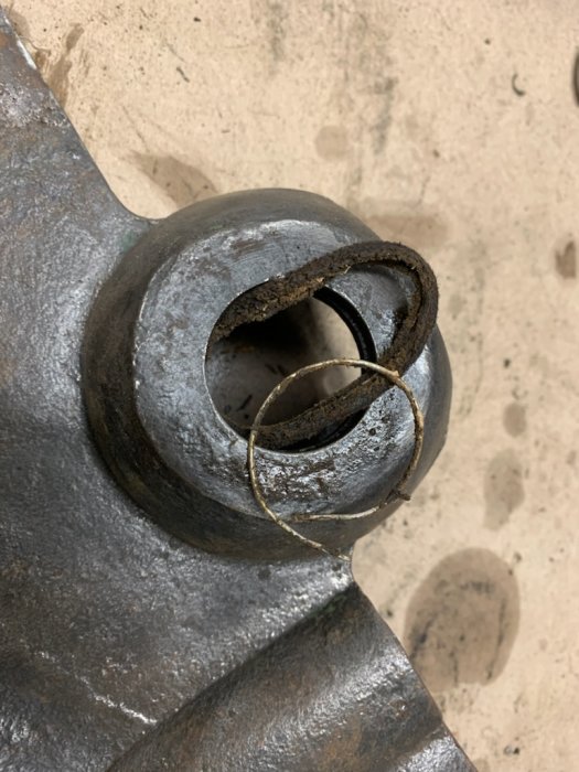 Närbild på slitet tätningselement av filtliknande material i lagerhuset på en äldre rikthyvel.