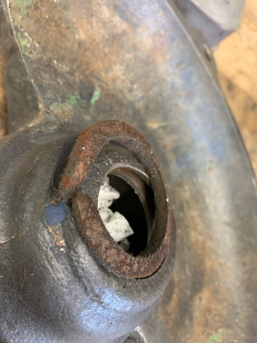 Närbild på ett lagerhus från en äldre rikthyvel med slitet filtliknande tätning mot axeln.