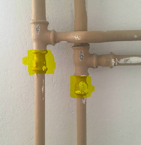 T-rör med höger/vänster-gängad nippel som kopplar samman tre rörledningar.