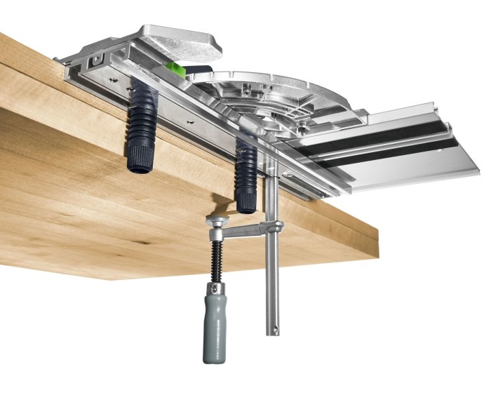 Festool verktyg monterat på träbänk, visar precisionsutrustning för snickeri.