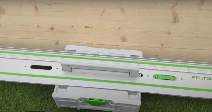 Ny Festool skensåg med tillbehör framför en trävägg.