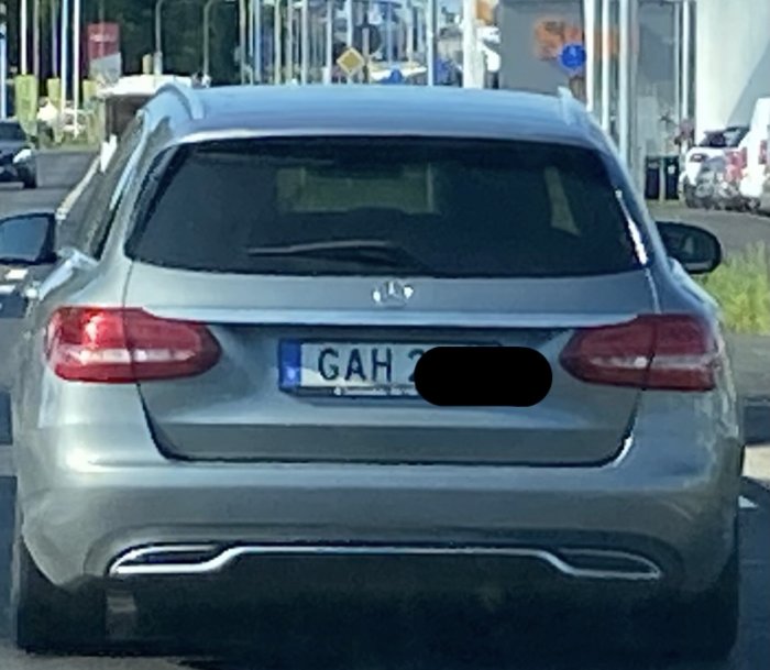 Bakifrånvy av en silverfärgad bil med registreringsskylt som innehåller texten "GAH".