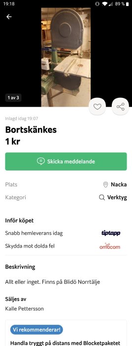 Liten bandsåg på ett arbetsbänk i ett verkstadsutrymme, bortskänkes.