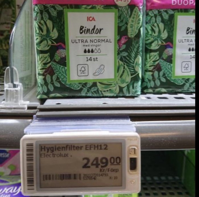 ICA-bindor Ultra Normal med vingar på butikshylla, pris på hygienfilter nedanför.