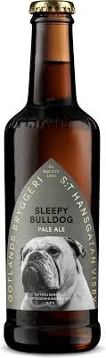 Flaska av Sleepy Bulldog Pale Ale från Gotlands Bryggeri med bild på en engelsk bulldogg.