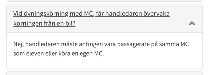 Skärmdump från Transportstyrelsens FAQ om övervakning under övningskörning med MC, där handledaren måste vara passagerare eller köra egen MC.