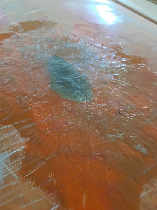 Reparation av en skadad skärgårdskajak med nyigenlagda glasfibermattor och polyester.
