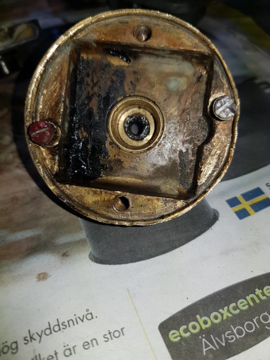 Delvis skadad isolering på en bakelitfyrkant vid renovering av BSA B33 magnet.