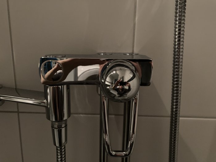 Duschblandare från FM Mattsson som droppar bakom spakvredet, indikerat med pil.