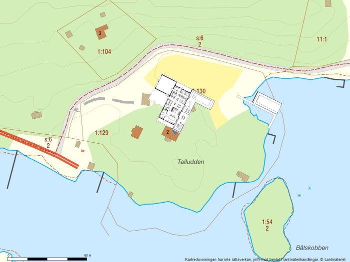 Kartbild som visar en tomt med en markerad röd gäststuga och omgivande terräng.