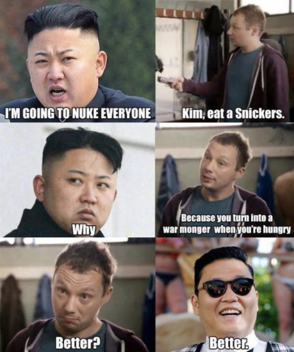Mem med fyra serierutor som parodierar en Snickers-reklam med humörändring före och efter att ha ätit choklad.
