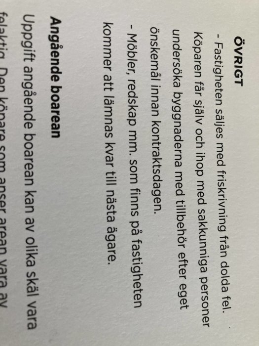 Detaljbild av texten i ett köpekontrakt som omfattar lösöre såsom möbler och redskap som lämnas kvar efter försäljning.