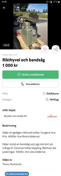 En robust grå rikthyvelmaskin utomhus på en pall med träd i bakgrunden.