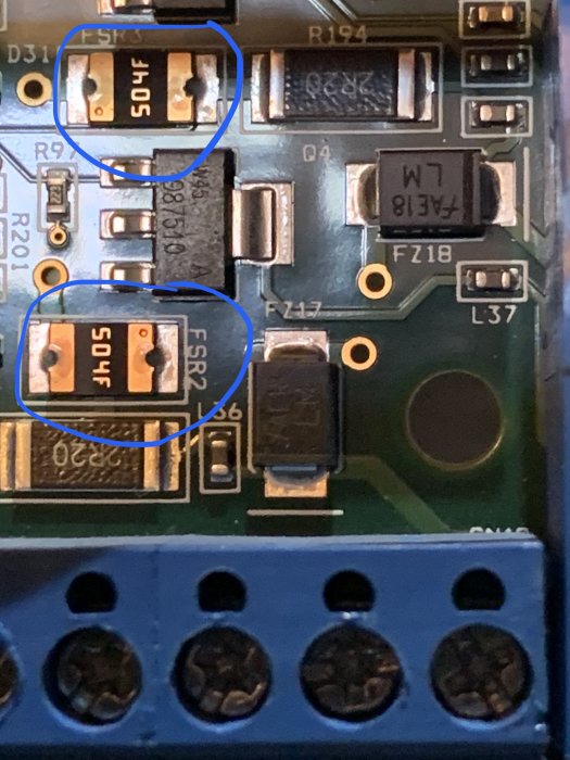 Närbild av kretskort med ytmonterade säkringar FSR2 och FSR3 markerade.