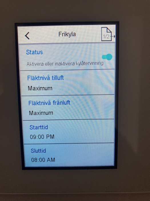 Skärmdump av inställningsmeny på en maskin med optioner för 'Status', 'Fläktnivå tilluft' och tider för 'Starttid' och 'Sluttid'.