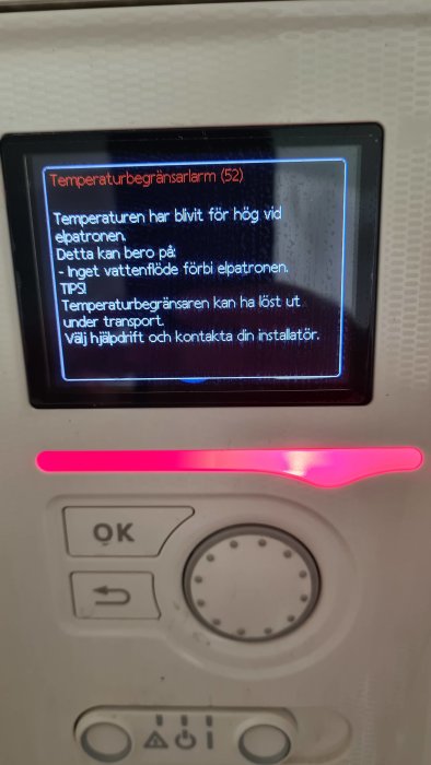 För hög temperaturfelkod (52) visas på en digital värmepannans display med kontrollknappar och indikatorljus.